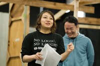 エクストリーム・シチュエーションコメディ（kcal）「汗が目に入っただけ」稽古の様子。（撮影：伊藤智美）