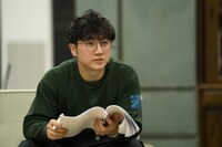 エクストリーム・シチュエーションコメディ（kcal）「汗が目に入っただけ」稽古の様子。（撮影：伊藤智美）