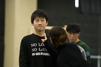 エクストリーム・シチュエーションコメディ（kcal）「汗が目に入っただけ」稽古の様子。（撮影：伊藤智美）