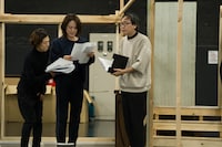 エクストリーム・シチュエーションコメディ（kcal）「汗が目に入っただけ」稽古の様子。（撮影：伊藤智美）