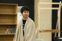 エクストリーム・シチュエーションコメディ（kcal）「汗が目に入っただけ」稽古の様子。（撮影：伊藤智美）