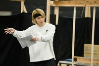 エクストリーム・シチュエーションコメディ（kcal）「汗が目に入っただけ」稽古の様子。（撮影：伊藤智美）