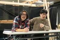 エクストリーム・シチュエーションコメディ（kcal）「汗が目に入っただけ」稽古の様子。（撮影：伊藤智美）