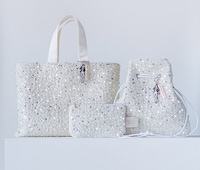 トートバッグ（ホワイト）、巾着バッグ（ホワイト）、フラットポーチ（ホワイト）のビジュアル。