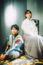 左から藤原季節、浮。（Photo by Kana Tarumi）