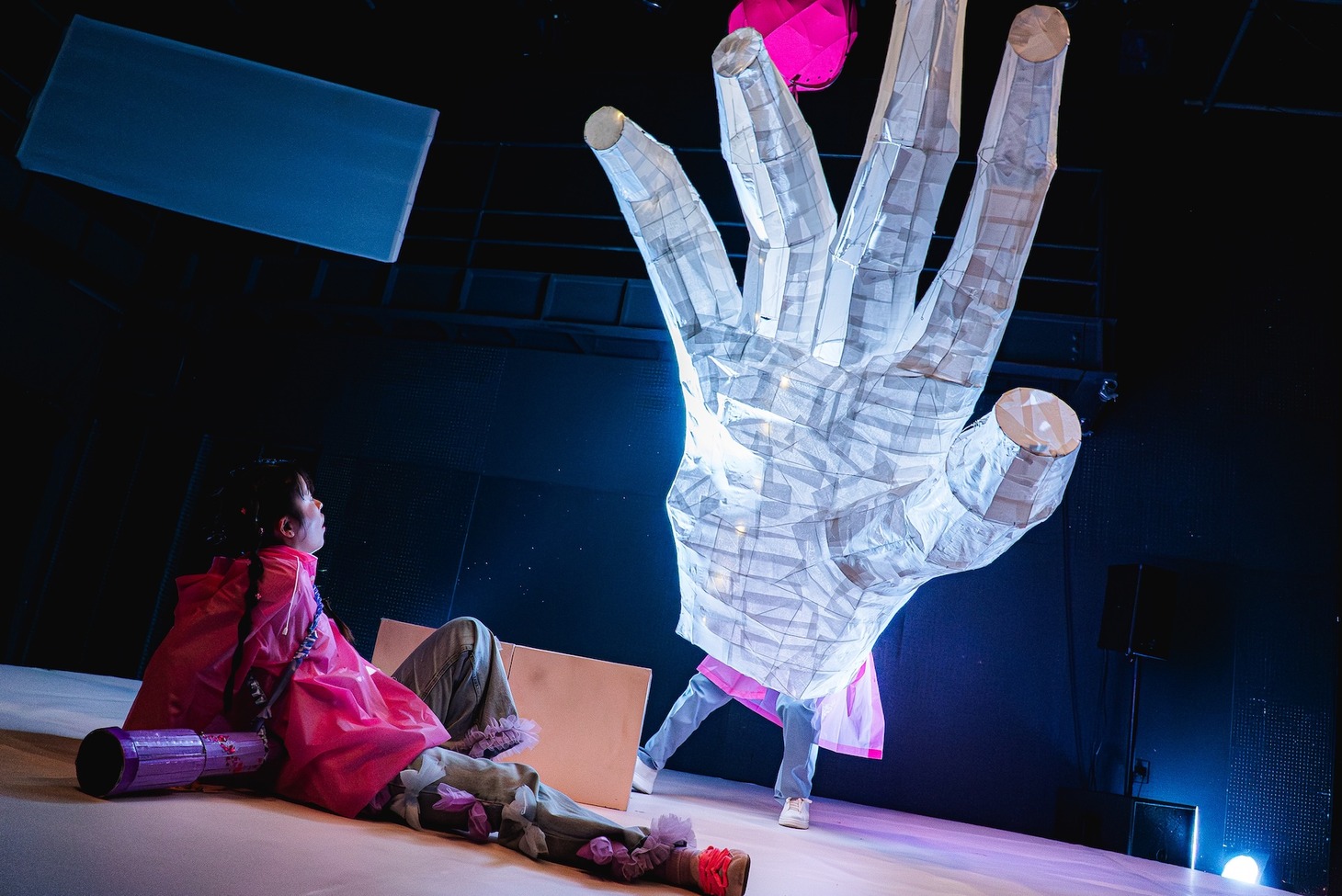 MAO WORKS 05「ワタクシ、そして韻・ザ・ワールド」より。（撮影：田辺コウイチ）