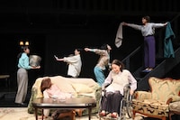 文学座3月アトリエの会「Fefu and Her Friends（フェフ アンド ハー フレンズ）」より。（撮影：宮川舞子）