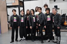 「BACKBEAT」会見より。前段左から上口耕平、辰巳雄大、戸塚祥太、加藤和樹、JUON、尾藤イサオ。後段左から石丸さち子、愛加あゆ　林翔太。