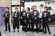 「BACKBEAT」会見より。前段左から上口耕平、辰巳雄大、戸塚祥太、加藤和樹、JUON、尾藤イサオ。後段左から石丸さち子、愛加あゆ　林翔太。