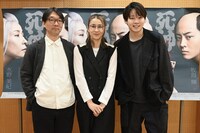 左から倉持裕、水野美紀、牧島輝。