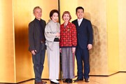 新派・松竹新喜劇 合同喜劇公演「お種と仙太郎」「明日の幸福」記者会見より、「お種と仙太郎」出演者と演出家の齋藤雅文（写真左）。