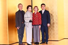 新派・松竹新喜劇 合同喜劇公演「お種と仙太郎」「明日の幸福」記者会見より、「お種と仙太郎」出演者と演出家の齋藤雅文（写真左）。
