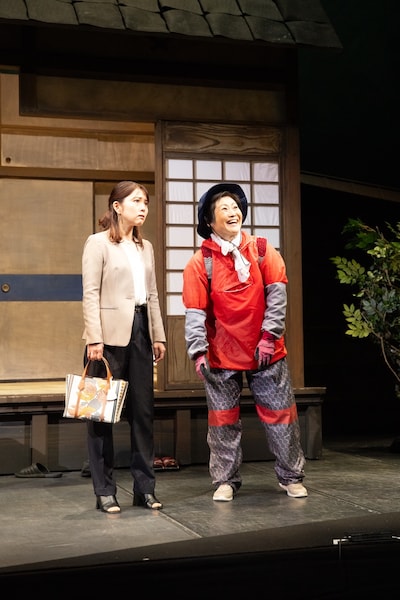 劇団HOTSKY「ミカンの花が咲く頃に」より。（撮影：伊藤星児）