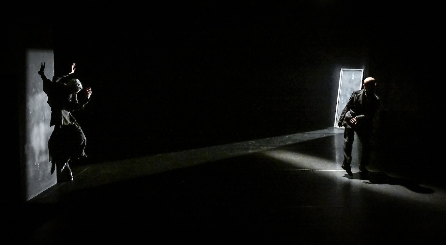 アップデイトダンスNo.118「インダストリアル ブック」より。（Photo by Akihito Abe）