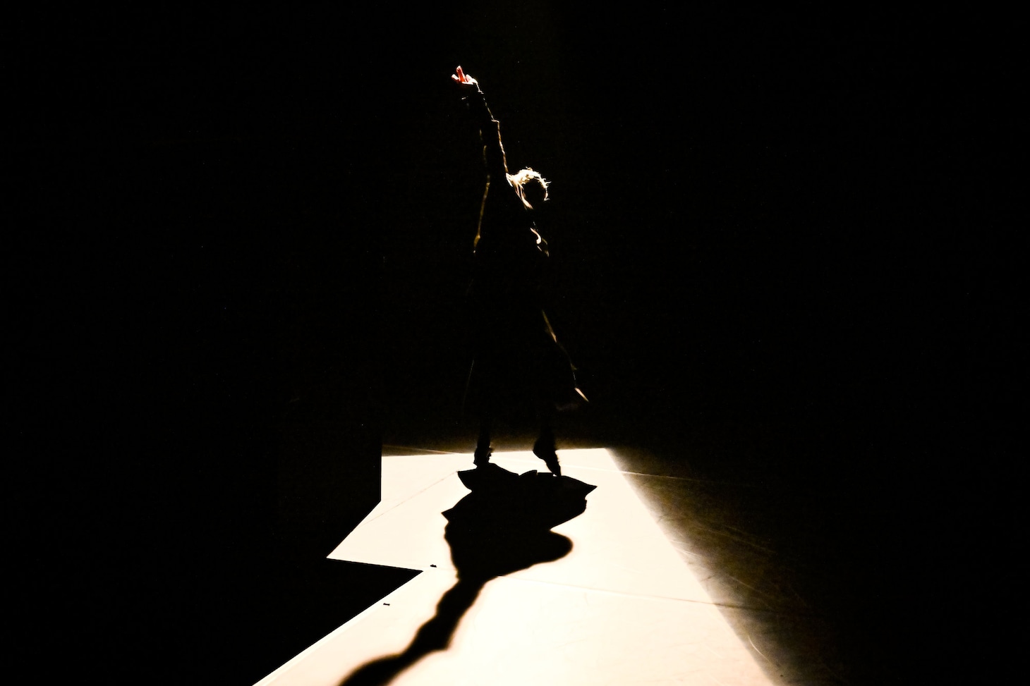 アップデイトダンスNo.118「インダストリアル ブック」より。（Photo by Akihito Abe）