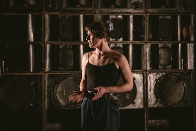 「向井山朋子WE ARE THE HOUSE: パフォーマンス」より。（Photo by Yoshikazu Inoue）