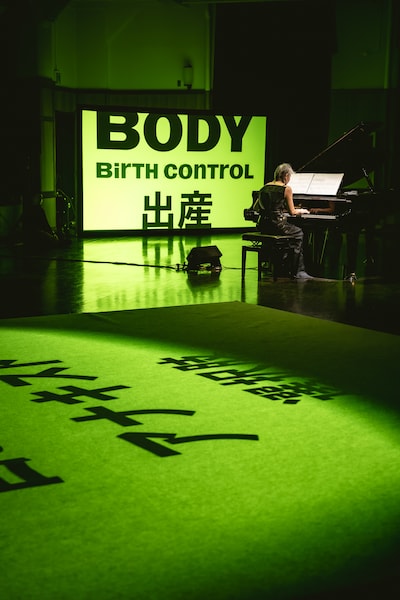 「向井山朋子WE ARE THE HOUSE: パフォーマンス」より。（Photo by Yoshikazu Inoue）