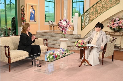 「徹子の部屋」より。左から愛華みれ、黒柳徹子。©テレビ朝日