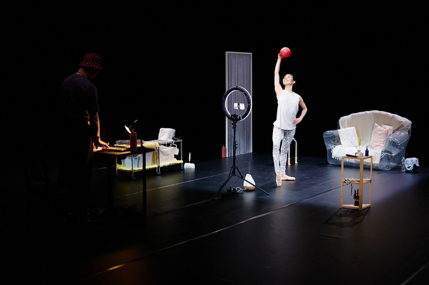 酒井はな×岡田利規「ジゼルのあらすじ」初演の様子。（提供：愛知県芸術劇場）©︎HATORI Naoshi