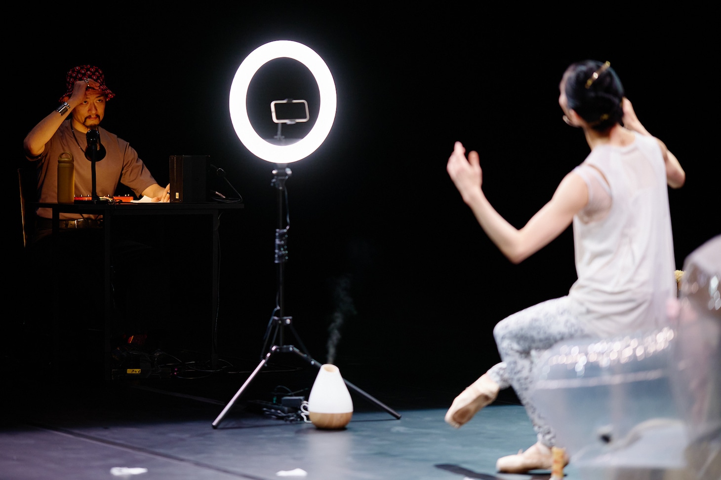 酒井はな×岡田利規「ジゼルのあらすじ」初演の様子。（提供：愛知県芸術劇場）©︎HATORI Naoshi