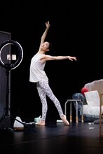 酒井はな×岡田利規「ジゼルのあらすじ」初演の様子。（提供：愛知県芸術劇場）©︎HATORI Naoshi