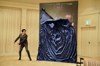 ビジュアルをアンベールする海宝直人。