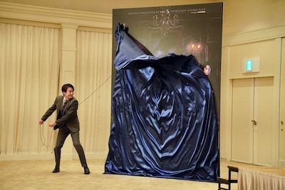 ビジュアルをアンベールする海宝直人。