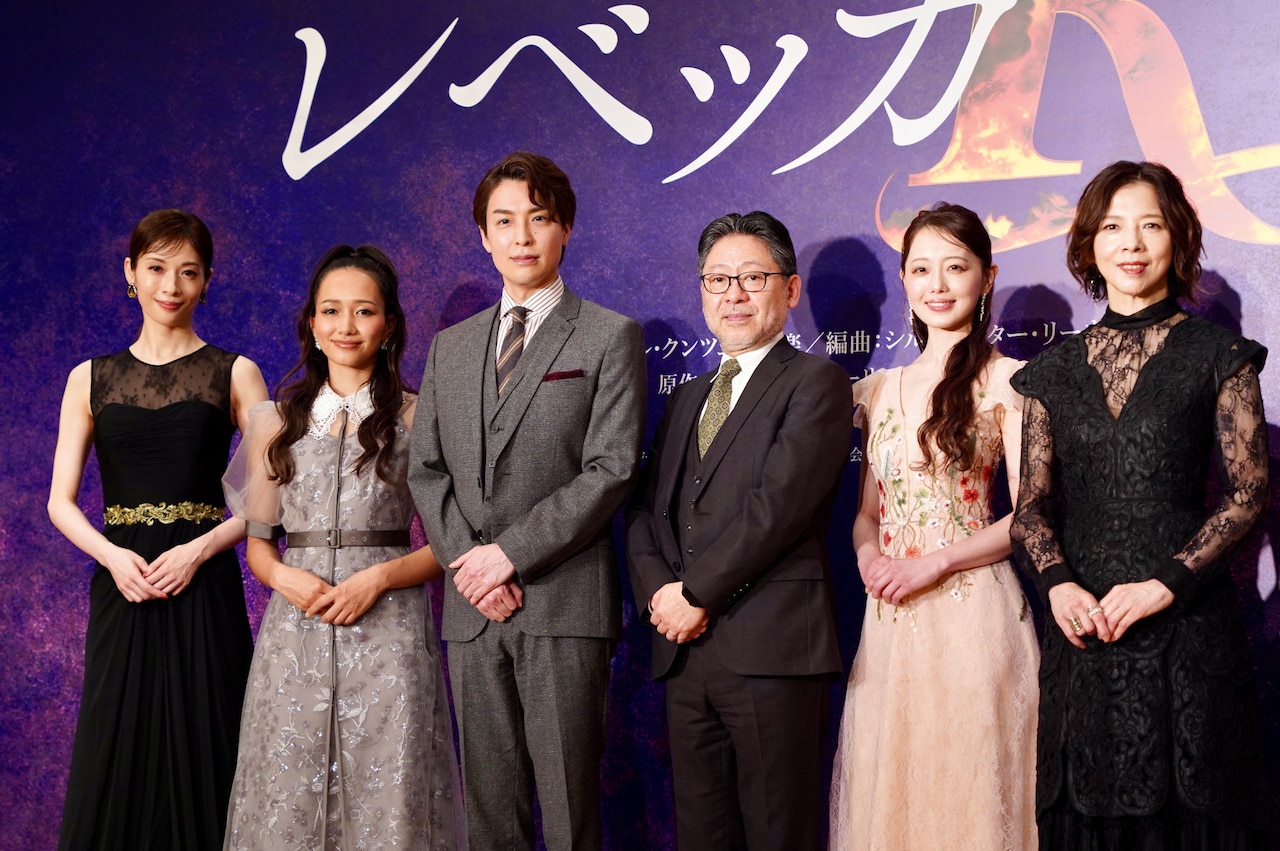 ミュージカル「レベッカ」製作発表より。左から明日海りお、豊原江理佳、海宝直人、山田和也、朝月希和、霧矢大夢。