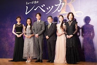 ミュージカル「レベッカ」製作発表より。左から明日海りお、豊原江理佳、海宝直人、山田和也、朝月希和、霧矢大夢。
