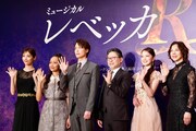 ミュージカル「レベッカ」製作発表より。左から明日海りお、豊原江理佳、海宝直人、山田和也、朝月希和、霧矢大夢。
