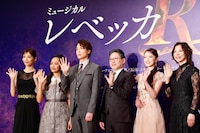 ミュージカル「レベッカ」製作発表より。左から明日海りお、豊原江理佳、海宝直人、山田和也、朝月希和、霧矢大夢。