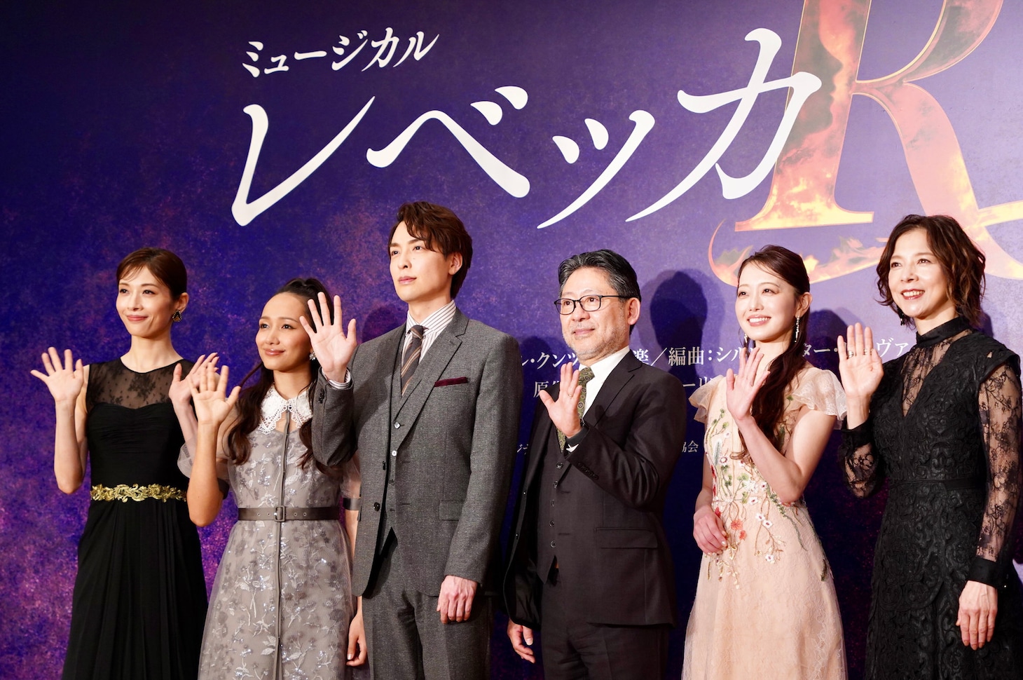 ミュージカル「レベッカ」製作発表より。左から明日海りお、豊原江理佳、海宝直人、山田和也、朝月希和、霧矢大夢。