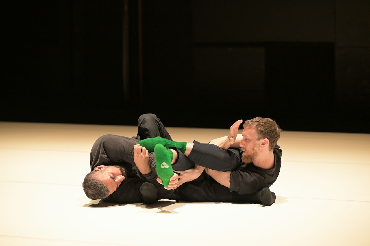 日本初演の「フレンズ・オブ・フォーサイス」が開幕、多様なバックグラウンドのダンサーが登場