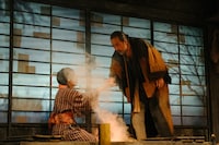 庭劇団ペニノ「埋火（うずみび）」香港公演より。