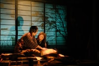 庭劇団ペニノ「埋火（うずみび）」香港公演より。