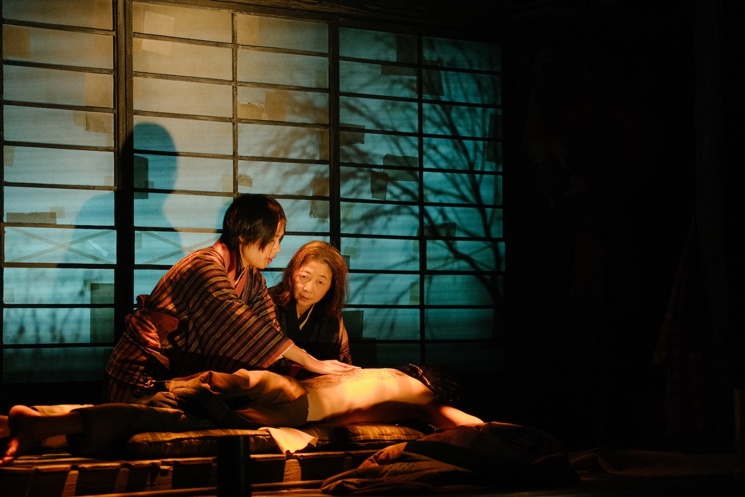 庭劇団ペニノ「埋火（うずみび）」香港公演より。