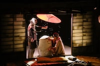 庭劇団ペニノ「埋火（うずみび）」香港公演より。