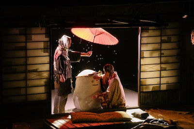 庭劇団ペニノ「埋火（うずみび）」香港公演より。