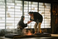 庭劇団ペニノ「埋火（うずみび）」香港公演より。