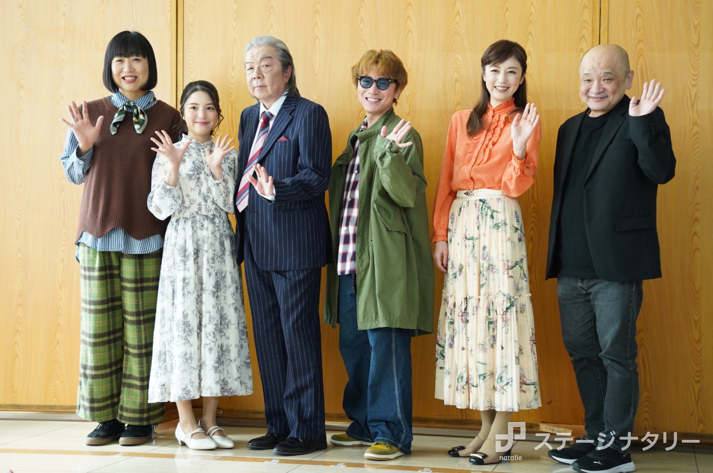 PARCO&CUBE produce 2026「音楽劇 ポルノスター」囲み取材より。左から左から山崎静代、川島海荷、古田新太、安田章大、高岡早紀、青木豪。