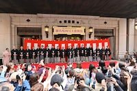 「大阪松竹座 御名残道頓堀お練り」より、劇場前式典の様子。