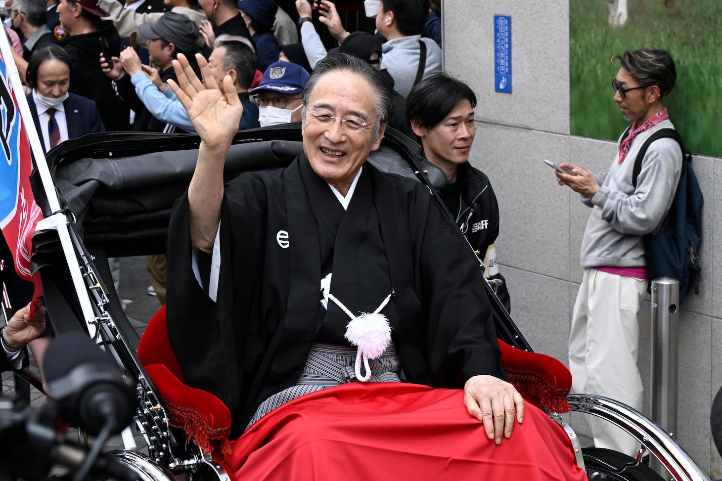 「大阪松竹座 御名残道頓堀お練り」より、人力車から手を振る片岡仁左衛門。