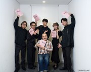 3月28日公演より、出演者と岩崎う大。