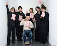 3月29日公演より、出演者と岩崎う大。