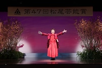 第47回松尾芸能賞贈呈式より、芸を披露する加藤登紀子。