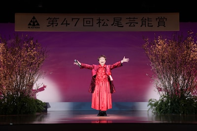 第47回松尾芸能賞贈呈式より、芸を披露する加藤登紀子。