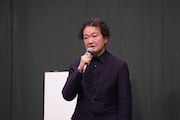 「世田谷パブリックシアター 2026年度ラインアップ発表会」より、芸術監督の白井晃。
