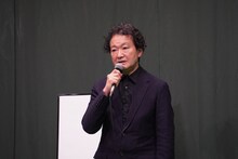 「世田谷パブリックシアター 2026年度ラインアップ発表会」より、芸術監督の白井晃。