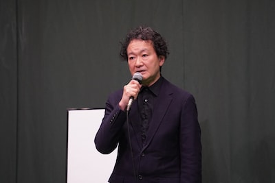 「世田谷パブリックシアター 2026年度ラインアップ発表会」より、芸術監督の白井晃。