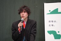 「世田谷パブリックシアター 2026年度ラインアップ発表会」より、yoowaの草田陸。